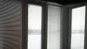 Горизонтальные шторы на окне балкона Фото